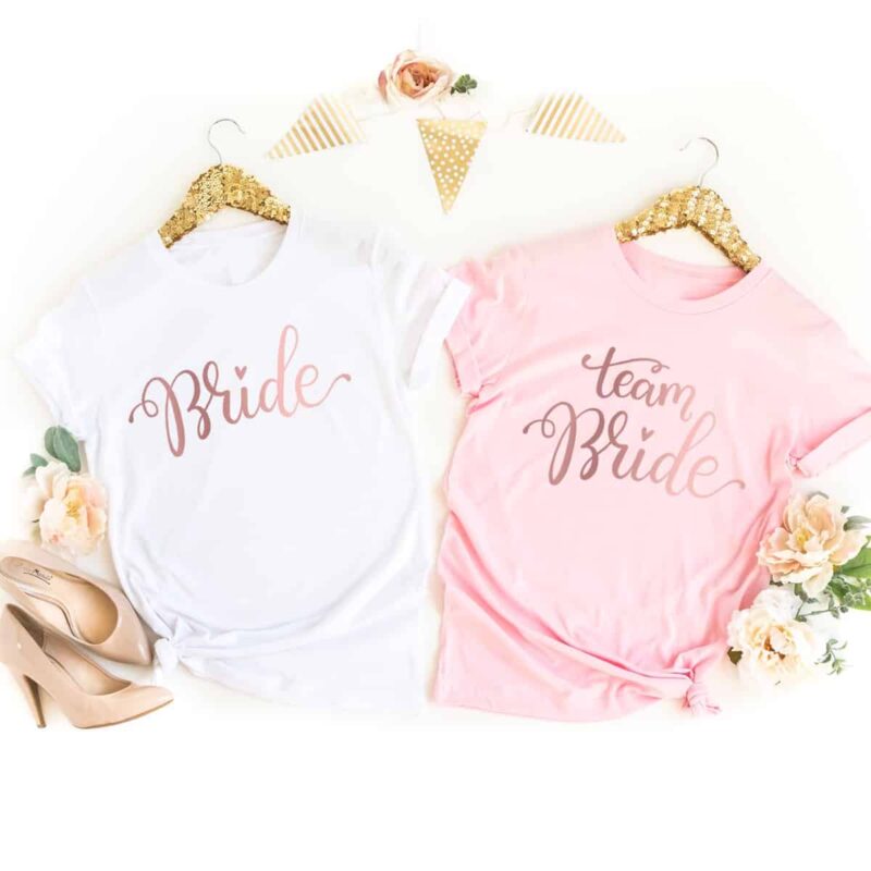 Bride to Be Shirt, Bride to be JGA, T Shirt JGA, T Shirt Junggesellenabschied, T Shirt Polterabend, T Shirt Bachelorette Party, Junggesellenabschied Outfit, Outfit Braut, T Shirt Braut, T Shirt Braut JGA, Party Outfits JGA, Party Outfit Braut, Junggesellenabschied Frauen, JGA Frauen, Ideen Junggesellenabschied, Ideen JGA, Virtueller JGA, Virtueller JGA Outfits, Virtueller Junggesellenabschied, Geschenk Braut JGA, Geschenk Braut Jungesellenabschied