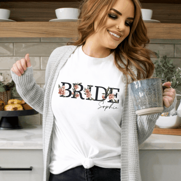 Bride to Be Shirt, Bride to be JGA, T Shirt JGA, T Shirt Junggesellenabschied, T Shirt Polterabend, T Shirt Bachelorette Party, Junggesellenabschied Outfit, Outfit Braut, T Shirt Braut, T Shirt Braut JGA, Party Outfits JGA, Party Outfit Braut, Junggesellenabschied Frauen, JGA Frauen, Ideen Junggesellenabschied, Ideen JGA, Virtueller JGA, Virtueller JGA Outfits, Virtueller Junggesellenabschied, Geschenk Braut JGA, Geschenk Braut Jungesellenabschied