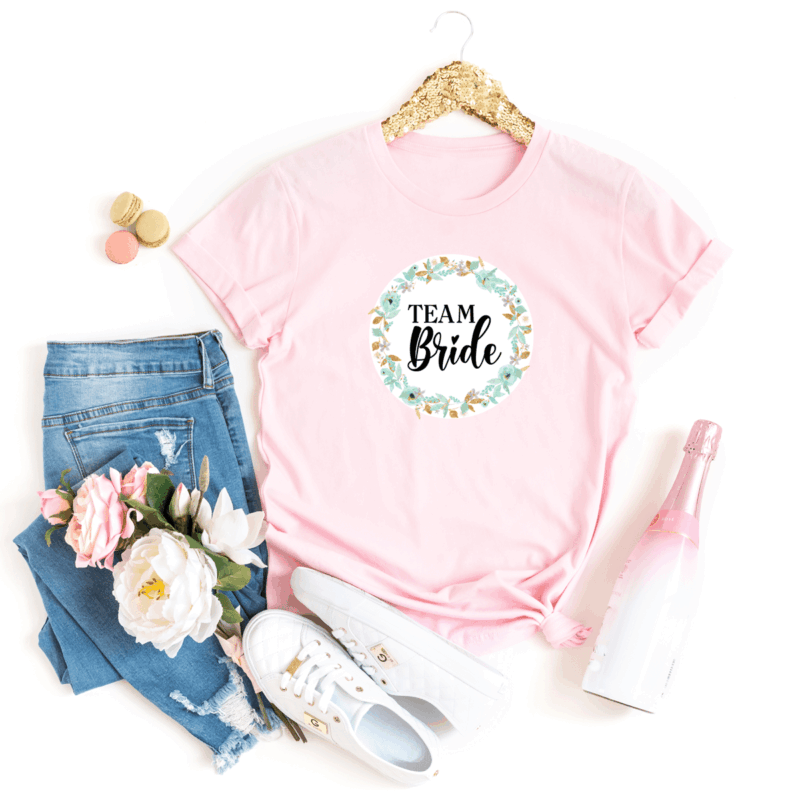 Bride to Be Shirt, Bride to be JGA, T Shirt JGA, T Shirt Junggesellenabschied, T Shirt Polterabend, T Shirt Bachelorette Party, Junggesellenabschied Outfit, Outfit Braut, T Shirt Braut, T Shirt Braut JGA, Party Outfits JGA, Party Outfit Braut, Junggesellenabschied Frauen, JGA Frauen, Ideen Junggesellenabschied, Ideen JGA, Virtueller JGA, Virtueller JGA Outfits, Virtueller Junggesellenabschied, Geschenk Braut JGA, Geschenk Braut Jungesellenabschied