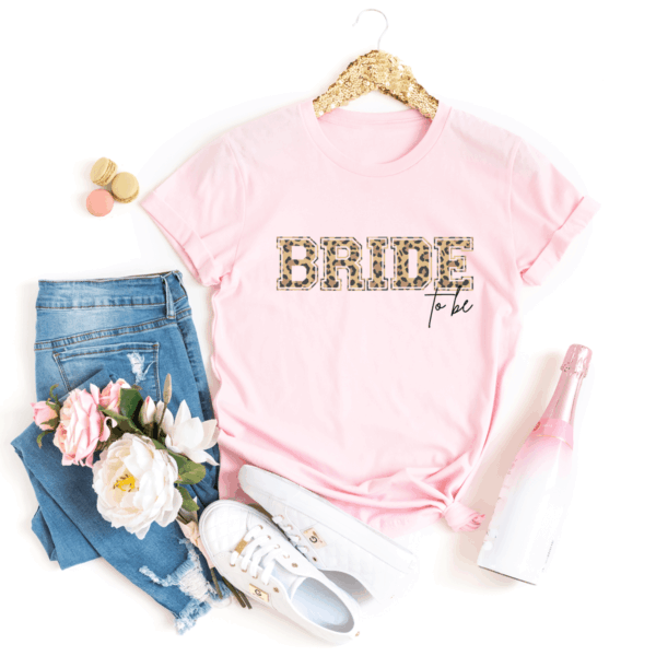 Bride to Be Shirt, Bride to be JGA, T Shirt JGA, T Shirt Junggesellenabschied, T Shirt Polterabend, T Shirt Bachelorette Party, Junggesellenabschied Outfit, Outfit Braut, T Shirt Braut, T Shirt Braut JGA, Party Outfits JGA, Party Outfit Braut, Junggesellenabschied Frauen, JGA Frauen, Ideen Junggesellenabschied, Ideen JGA, Virtueller JGA, Virtueller JGA Outfits, Virtueller Junggesellenabschied, Geschenk Braut JGA, Geschenk Braut Jungesellenabschied