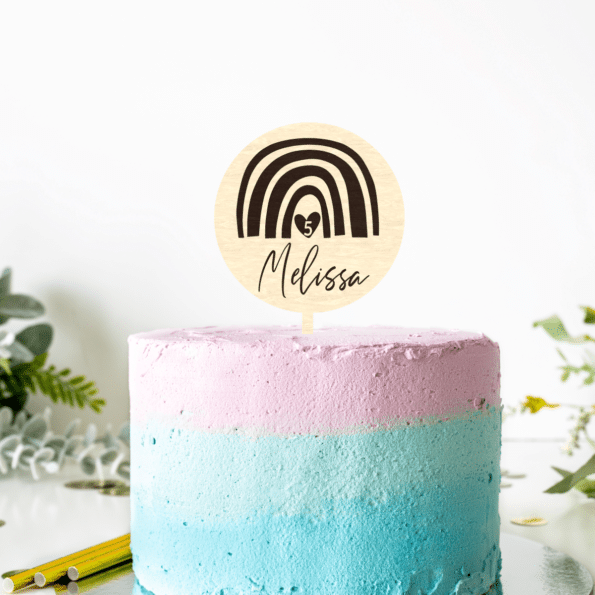 personalisierter Cake Topper mit Name und Regenbogen