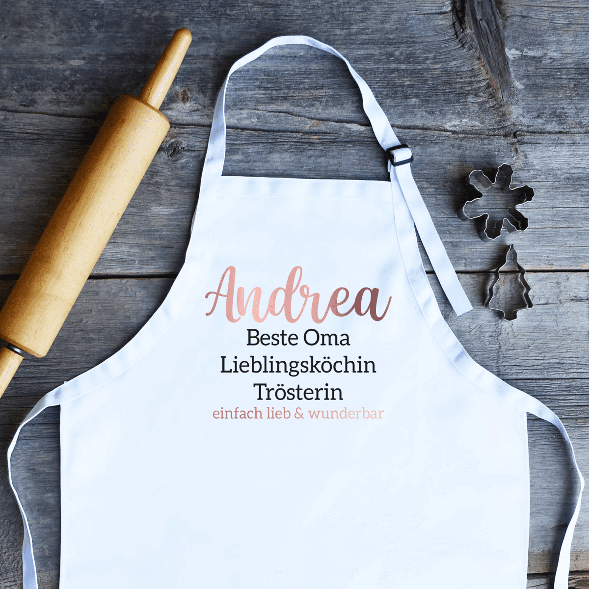 Schürze, personalisiert, mit Name, Geschenk-Idee, Kinder, Oma, Mama, Damen, Herren, Unisex, weiß, Hochzeit, Weihnachten, Geburtstag, Muttertag, Mama, beste Freundin, Arbeitskollegin, Koch-Schürze, Back-Schürze, Grillen, Grill-Meister, Baking Queen, Kitchen Queen, Chefkoch, Männer, Frauen, Papa, Vater