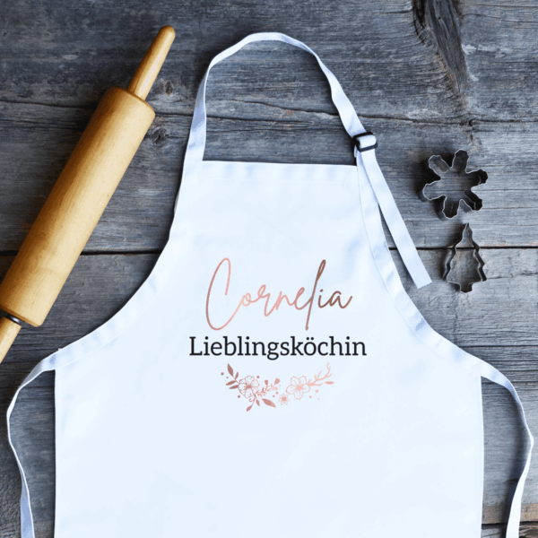 Schürze, personalisiert, mit Name, Geschenk-Idee, Kinder, Oma, Mama, Damen, Herren, Unisex, weiß, Hochzeit, Weihnachten, Geburtstag, Muttertag, Mama, beste Freundin, Arbeitskollegin, Koch-Schürze, Back-Schürze, Grillen, Grill-Meister, Baking Queen, Kitchen Queen, Chefkoch, Männer, Frauen, Papa, Vater