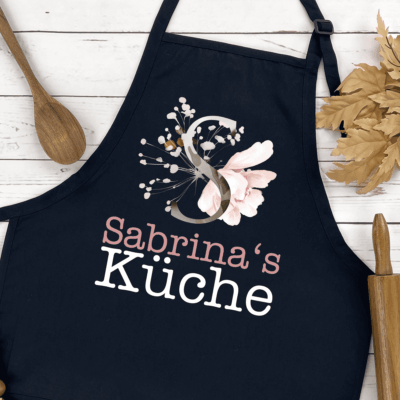 Latz-Schürze, Schürze, personalisiert, mit Name, Geschenk-Idee, Kinder, Oma, Mama, Damen, Herren, Unisex, weiß, Hochzeit, Weihnachten, Geburtstag, Muttertag, Mama, beste Freundin, Arbeitskollegin, Koch-Schürze, Back-Schürze, Grillen, Grill-Meister, Baking Queen, Kitchen Queen, Chefkoch, Männer, Frauen, Papa, Vater