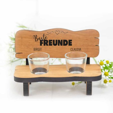 beste Freunde, beste Freundin, Arbeitskollegin, personalisierte Schnapsbank, Schnapsbank mit Gravur, Schnapsbank mit Namen, Geschenk-idee Hochzeit, Geschenk-idee Verlobung, Schnapsbank mit Trinkspruch, Schnapsbank mit Schnapsgläser, Schnapsbank mit Datum, Geburtstag, Weihnachten, Schnapsbank aus Holz, Schnapsbank aus Erlenholz, Geschenkidee Familie, Paare , Valentinstag, Schnapsbank für das Brautpaar, Geschenkidee Brautpaar
