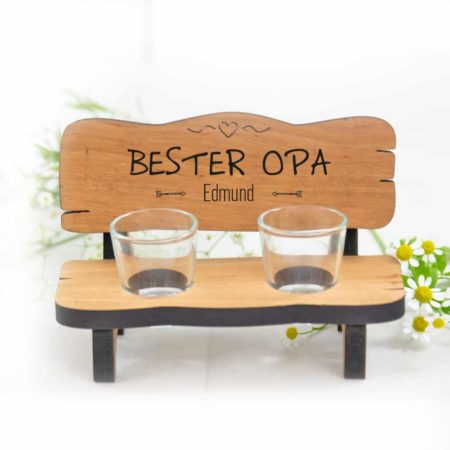 personalisierte Schnapsbank, Schnapsbank mit Gravur, Schnapsbank mit Namen, Geschenk-idee Hochzeit, Geschenk-idee Verlobung, Schnapsbank mit Trinkspruch, Schnapsbank mit Schnapsgläser, Schnapsbank mit Datum, Geburtstag, Weihnachten, Schnapsbank aus Holz, Schnapsbank aus Erlenholz, Familie, Paare, Valentinstag, Schnapsbank für das Brautpaar, Geschenkidee Oma Opa Großeltern Geschenk-Idee