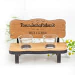 personalisierte Schnapsbank mit Namen und Gläsern