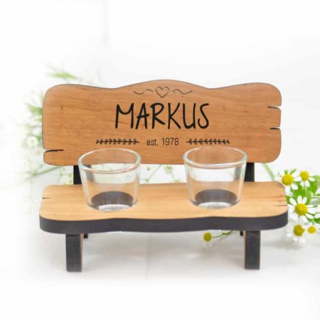 personalisierte Schnapsbank, Schnapsbank mit Gravur, Schnapsbank mit Namen, Geschenk-idee Hochzeit, Geschenk-idee Verlobung, Schnapsbank mit Trinkspruch, Schnapsbank mit Schnapsgläser, Schnapsbank mit Datum, Geburtstag, Weihnachten, Schnapsbank aus Holz, Schnapsbank aus Erlenholz, Geschenkidee Familie, Paare , Valentinstag, Schnapsbank für das Brautpaar, Geschenkidee Brautpaar