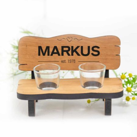 personalisierte Schnapsbank, Schnapsbank mit Gravur, Schnapsbank mit Namen, Geschenk-idee Hochzeit, Geschenk-idee Verlobung, Schnapsbank mit Trinkspruch, Schnapsbank mit Schnapsgläser, Schnapsbank mit Datum, Geburtstag, Weihnachten, Schnapsbank aus Holz, Schnapsbank aus Erlenholz, Geschenkidee Familie, Paare , Valentinstag, Schnapsbank für das Brautpaar, Geschenkidee Brautpaar