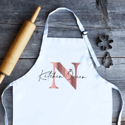 Schürze, personalisiert, mit Name, Geschenk-Idee, Kinder, Oma, Mama, Damen, Herren, Unisex, weiß, Hochzeit, Weihnachten, Geburtstag, Muttertag, Mama, beste Freundin, Arbeitskollegin, Koch-Schürze, Back-Schürze, Grillen, Grill-Meister, Baking Queen, Kitchen Queen, Chefkoch, Männer, Frauen, Papa, Vater