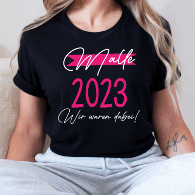 Malle, Mallorca, Party, Outfit, Kleid, T-Shirt, TShirt, Shirt, Geschenk, JGA, Junggesellenabschied, Saufen, Trinken, Betrinken, Accessoires, Spanien, Schlager-Party, Gruppe, Gruppen-Outfit, Reise, Urlaub, Urlaubs Outfit, Party-Urlaub, Bumsbar,