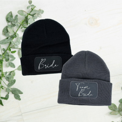 Mütze, Haube, Haarschmuck, Kopfbedeckung, JGA, Junggesellenabschied, Polterabend, Outfit, Kostüm, Bride, Braut, Team Braut, Team Bride, Polterer, Mütze, mit Name, Personalisiert, Personalisierte, Wintermütze, Herbstmütze, Herbst- Winter- Outfit, Geschenk-Idee, Beanie personalisiert, Haube personalisiert, Brautjungfer, Trauzeugin