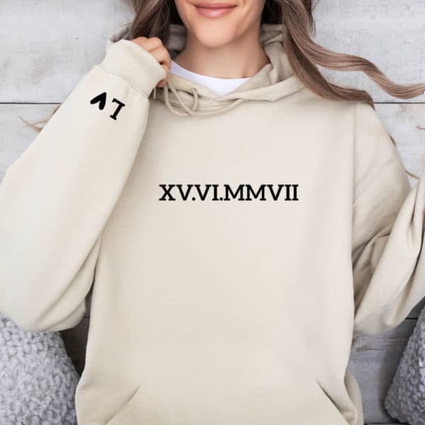 Hoodies & Sweatshirts, Pulli, Kapuzen-Pullover, Geschenk-Idee, Personalisiert mit Name, Est Jahreszahl, Weihnachts-Geschenk, Sweater, Hoodie, Kapuzenpulli, Jahrestag, Hochzeitstag, Hochzeit, Valentinstag, Pärchen, Paare, Geschenke für ihn, Geschenke für Sie, Mann, Frau, Herren, Damen, Kennenlernen, Freund, Freundin