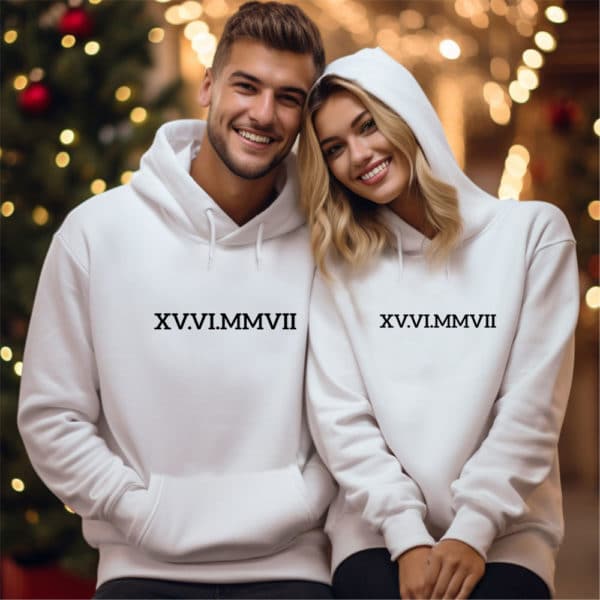 Hoodies & Sweatshirts, Pulli, Kapuzen-Pullover, Geschenk-Idee, Personalisiert mit Name, Est Jahreszahl, Weihnachts-Geschenk, Sweater, Hoodie, Kapuzenpulli, Jahrestag, Hochzeitstag, Hochzeit, Valentinstag, Pärchen, Paare, Geschenke für ihn, Geschenke für Sie, Mann, Frau, Herren, Damen, Kennenlernen, Freund, Freundin