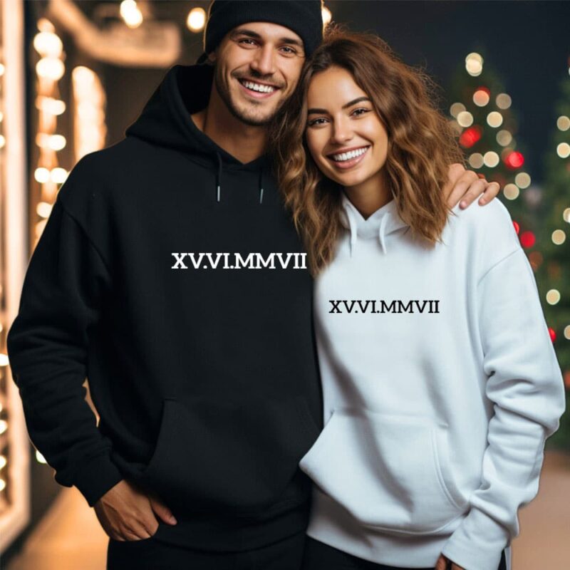 Hoodies & Sweatshirts, Pulli, Kapuzen-Pullover, Geschenk-Idee, Personalisiert mit Name, Est Jahreszahl, Weihnachts-Geschenk, Sweater, Hoodie, Kapuzenpulli, Jahrestag, Hochzeitstag, Hochzeit, Valentinstag, Pärchen, Paare, Geschenke für ihn, Geschenke für Sie, Mann, Frau, Herren, Damen, Kennenlernen, Freund, Freundin